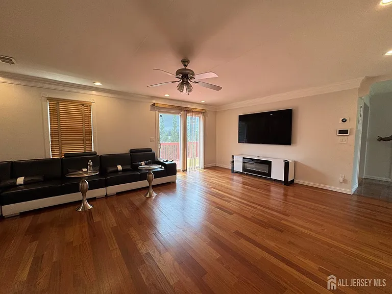 5 Hollywood St — Photo 5