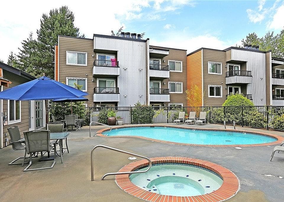 Shared community pool & hot tub