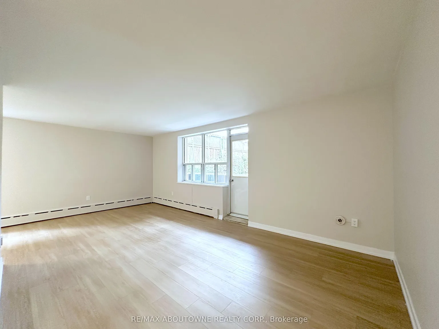 300 St Clair West — Photo 2
