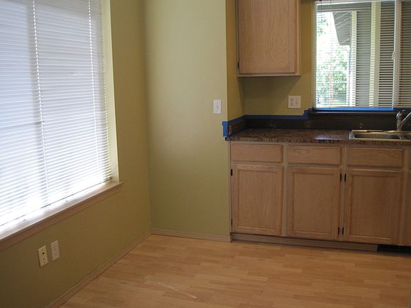 4th image of 821 Pine Ave
