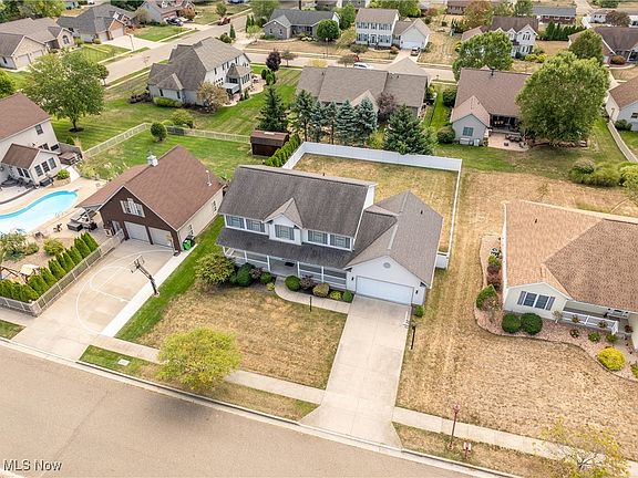 3rd image of 716 Parkdale Dr