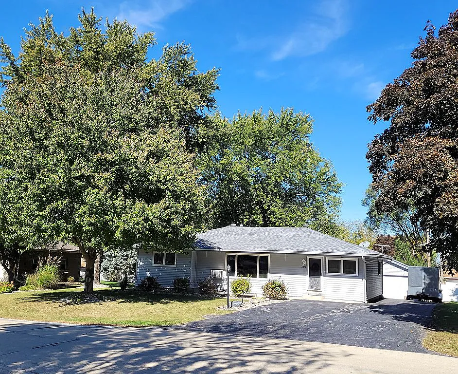 1329 Arrowhead Dr photo 1