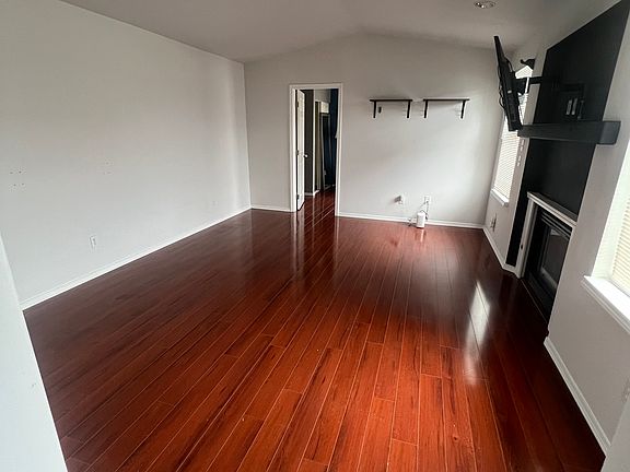 2nd image of 300 N Oak Harbor St