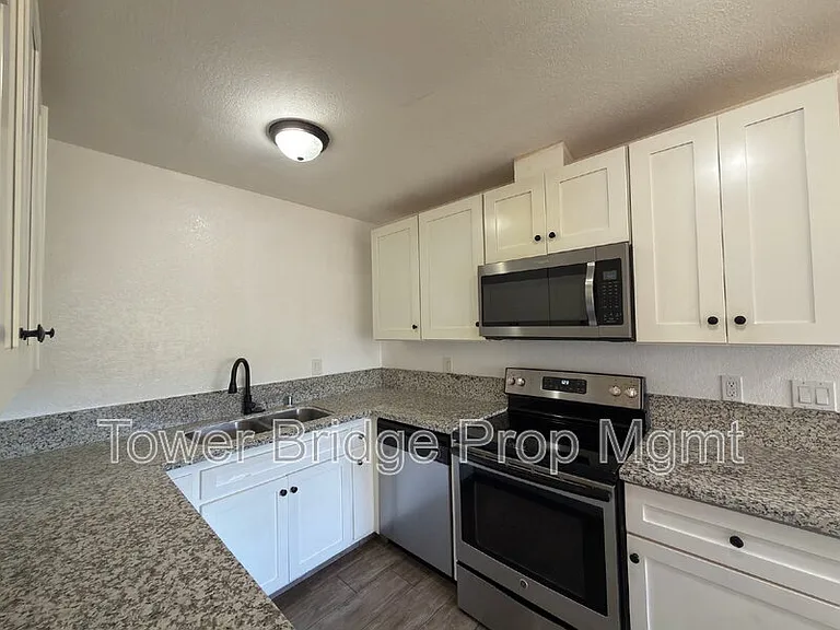 1724 Wright St #2 — Photo 5