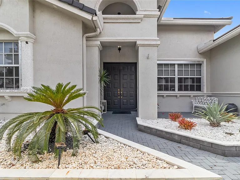 1046 SW 159th Way — Photo 3