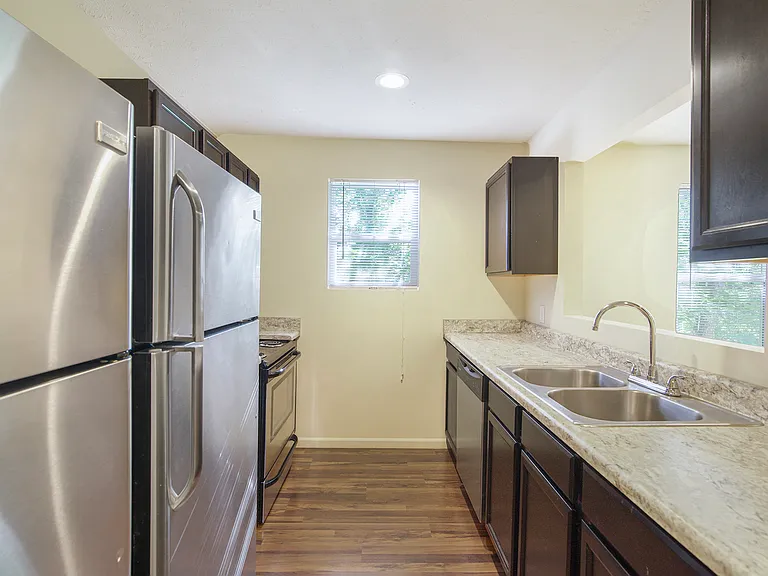 2629 Redwood Ave — Photo 8