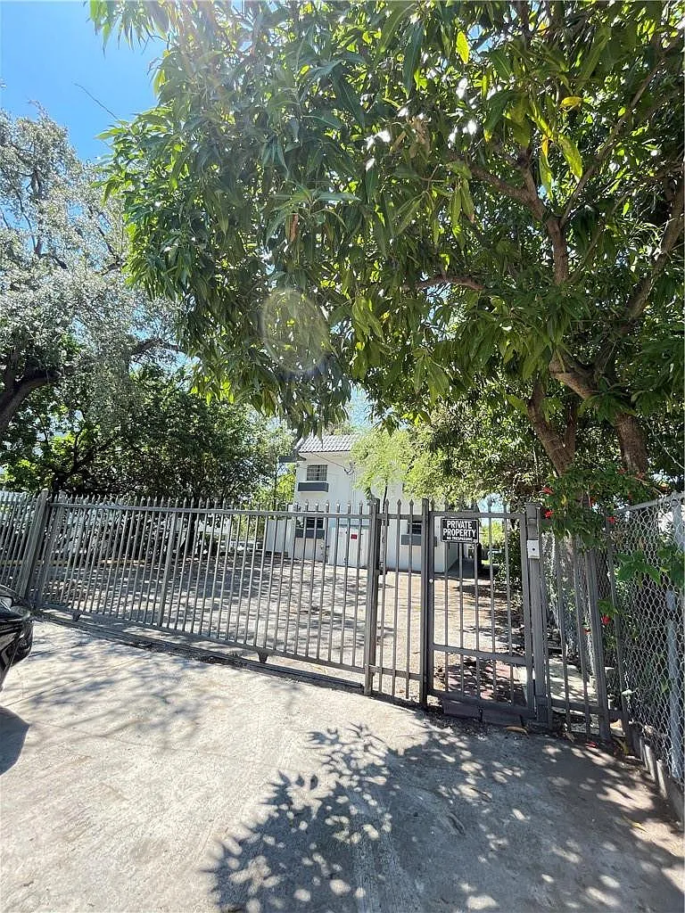 2 bed, 2.0 bath, 3868 sqft, $2,050 — Photo 2