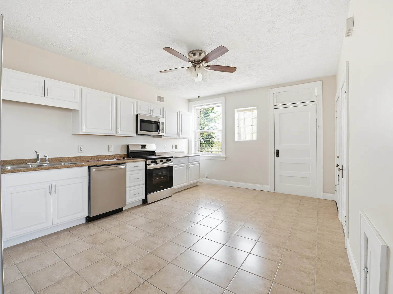 4916 Robert Avenue - 4918 — Photo 3