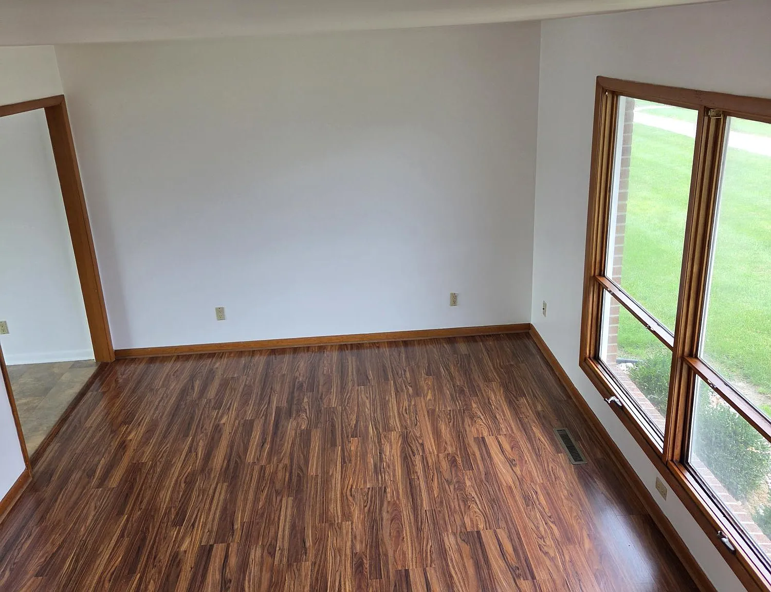 2 bed, 1100 sqft, $890 — Photo 2