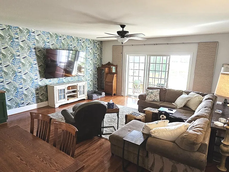 18834 Bethpage Dr — Photo 2