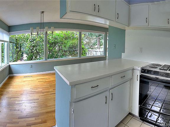 5th image of 2221 Dogwood St NE