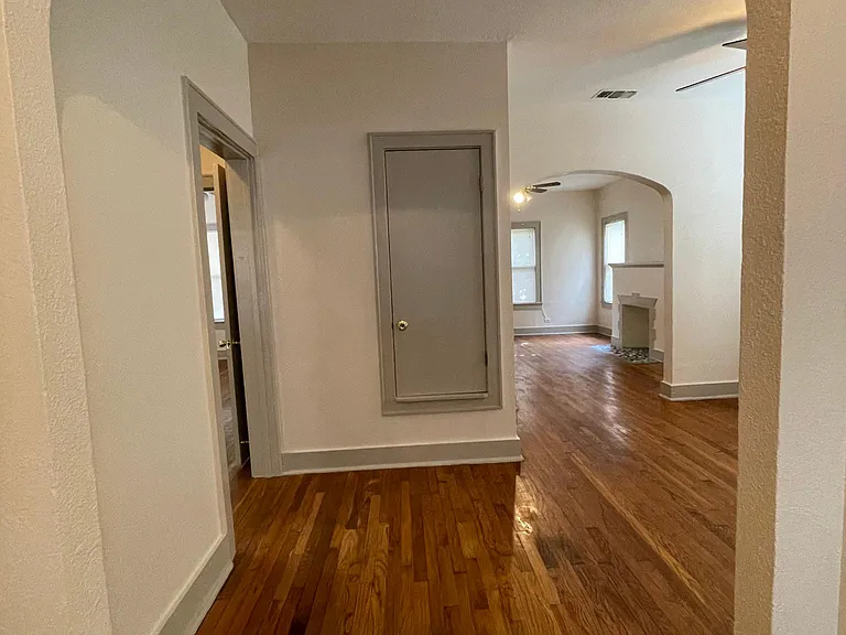 713 E Elmira St — Photo 3