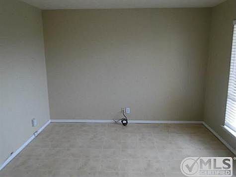 4th image of 2401 Yorkstown Dr APT 221