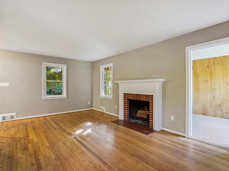 5212 Augusta St — Photo 10