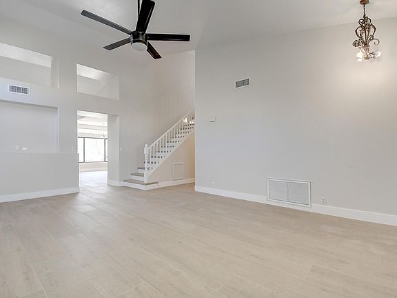 3rd image of 2222 W Myrtle Dr