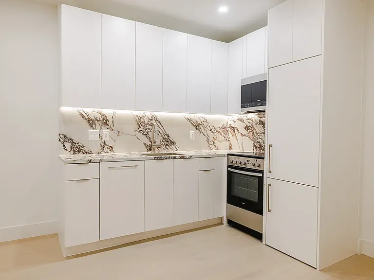 300 W 21st St #41 — Photo 4