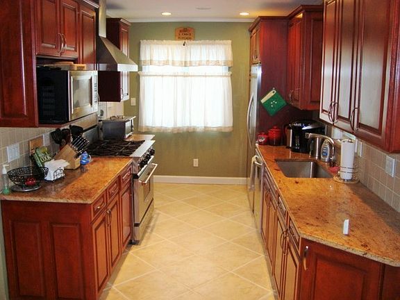 Gourmet Eat-In Kitchen