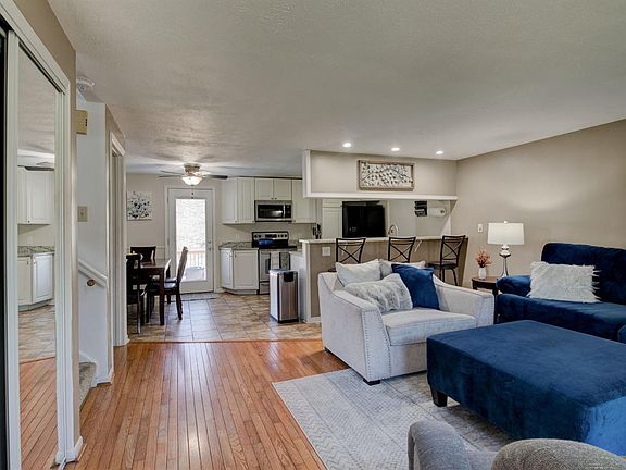3rd image of 2193 Julie Ter