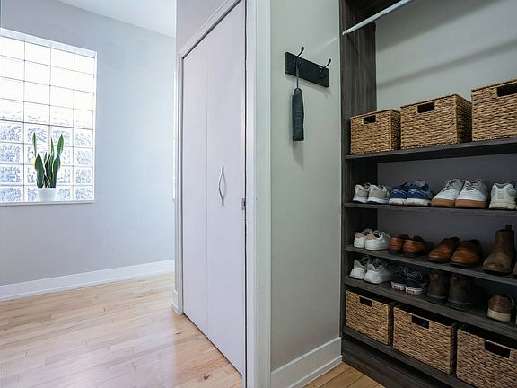 3rd image of 817 N Winchester Ave #3