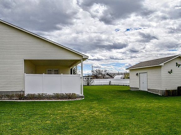 Covered & Fenced Patio