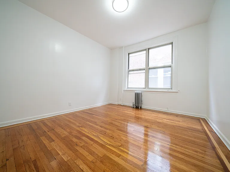 1060 Rhinelander Ave #1R — Photo 2