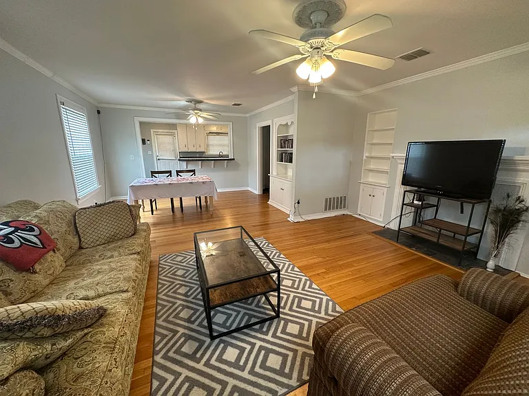916 Ratcliff St — Photo 2