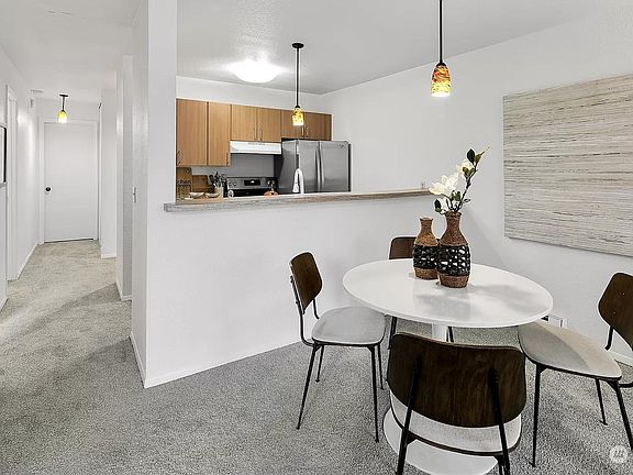 4th image of 5834 NE 75th St Unit B201