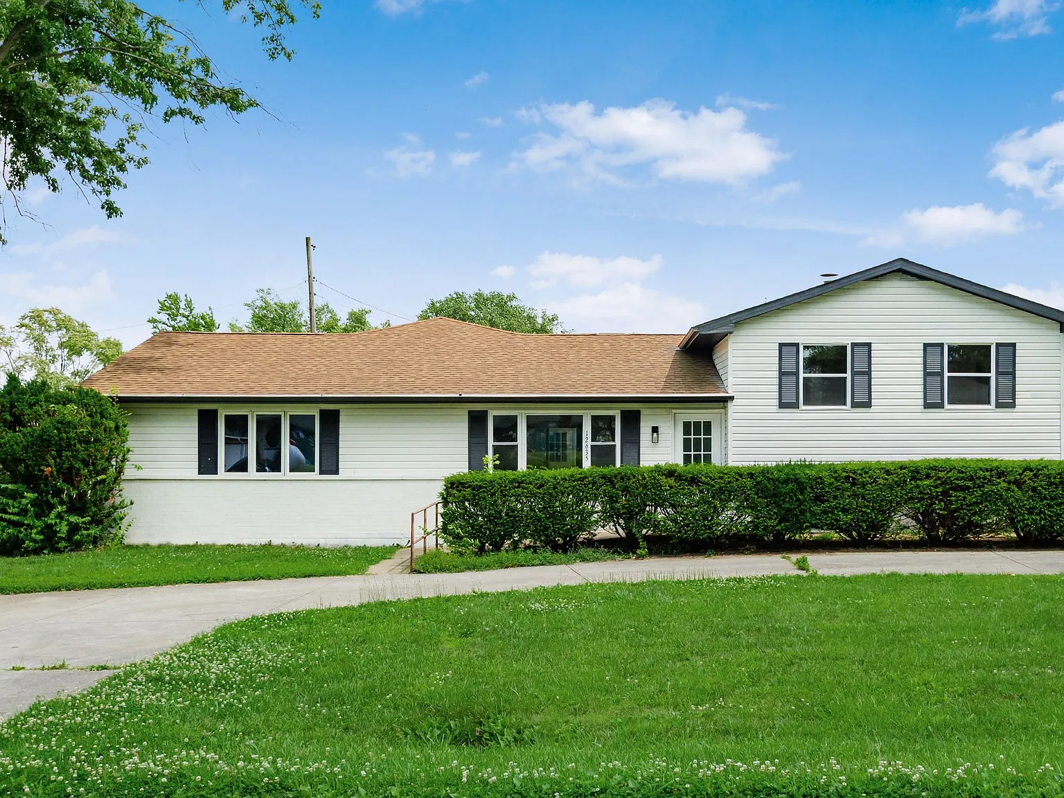 4 bed, 2.5 bath, 2720 sqft, $2,950 — Photo 1