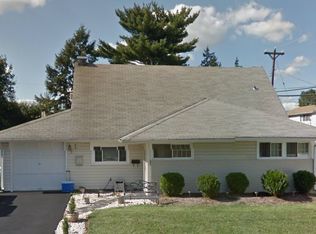 49 Hydrangea Rd, Levittown, PA 19056