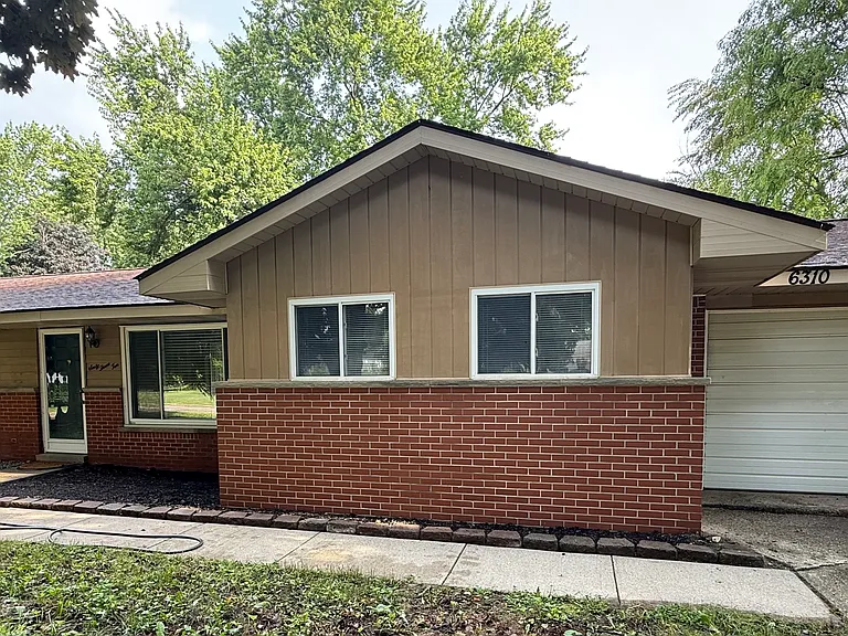 Front of house with entrance and double garage on the right hand side