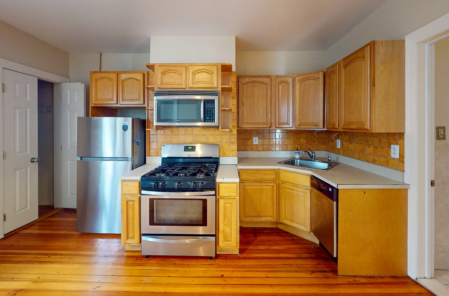 3 bed, 1100 sqft, $3,500 — Photo 1