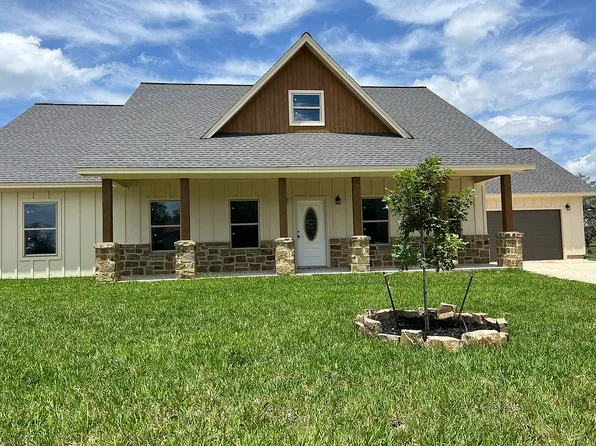 986 W Ward St, Goliad, TX 77963