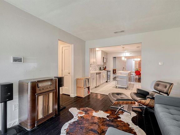3rd image of 5502 Burgundy Dr