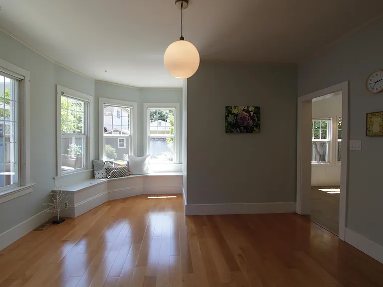 Dining room - the light on this picture was replaced with a new one.