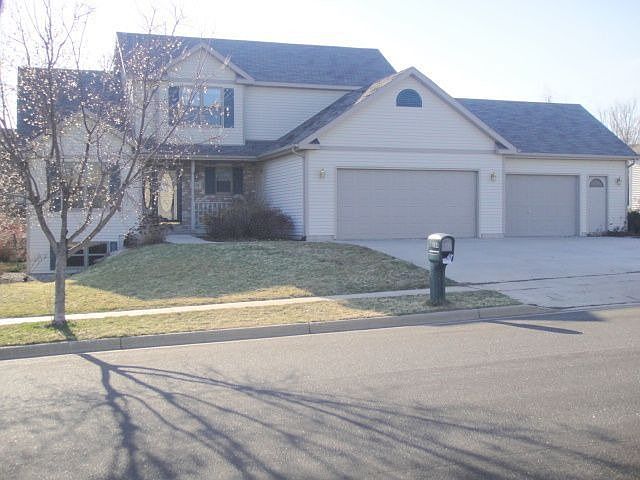 2nd image of 824 Larvik Ln
