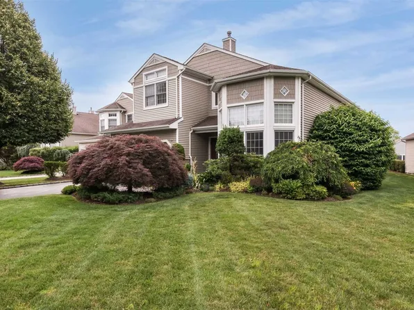 14 Cove Ln, Plainview, NY 11803
