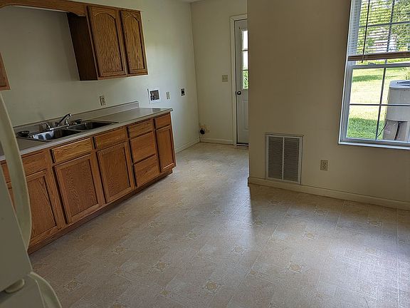 3rd image of 5460-5462 Stephenson Ln NE