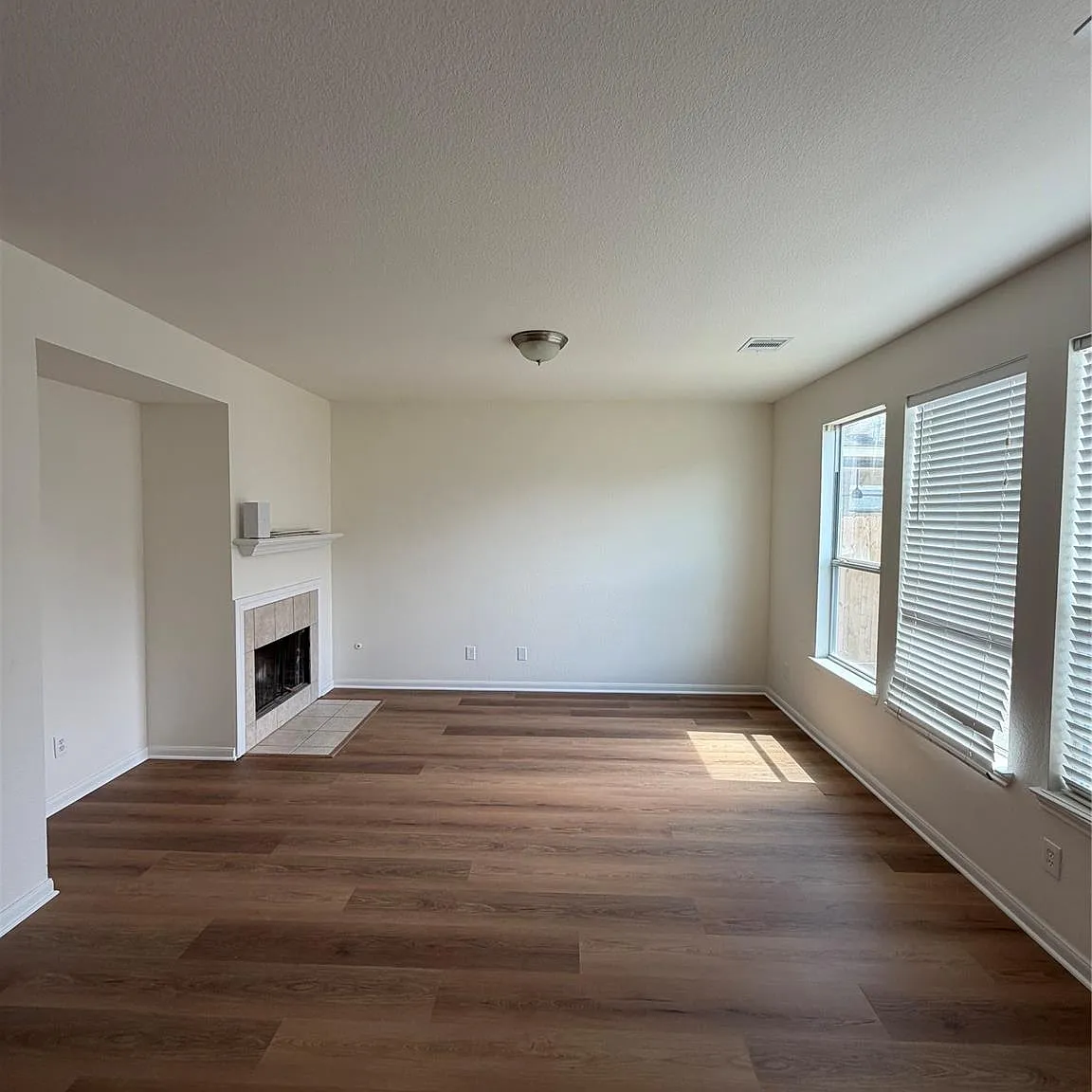 5 bed, 2.5 bath, 3288 sqft, $2,649 — Photo 4