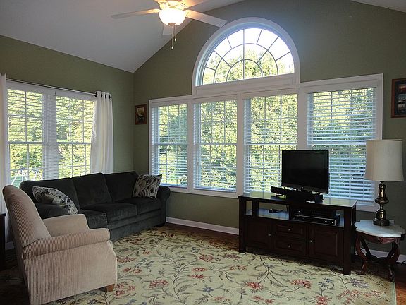 3rd image of 611 Quincy Ln