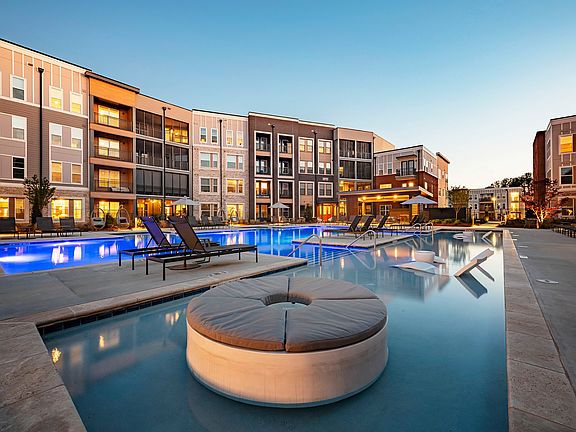 Resort-style Swimming Pool with Tanning Ledge and Sundeck
