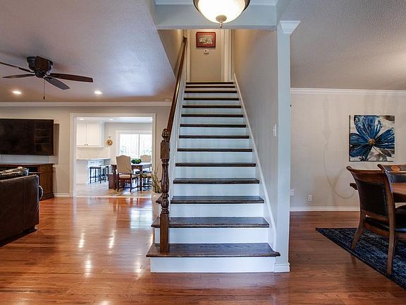 3rd image of 107 Oaktree Dr