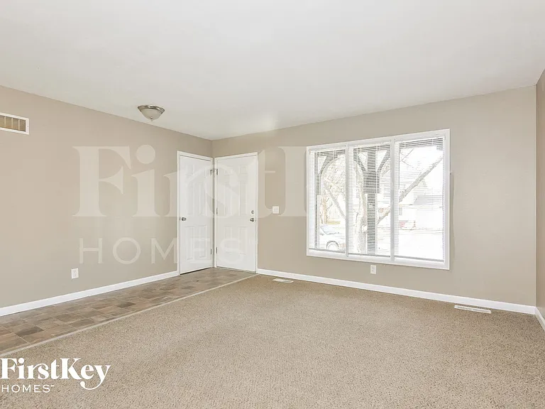 2740 Sherwood Dr — Photo 4