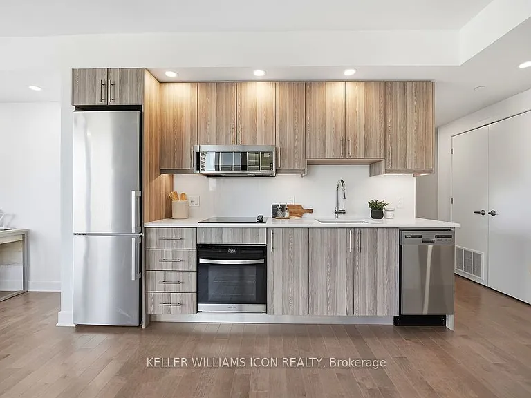 180 George St #1002 — Photo 16