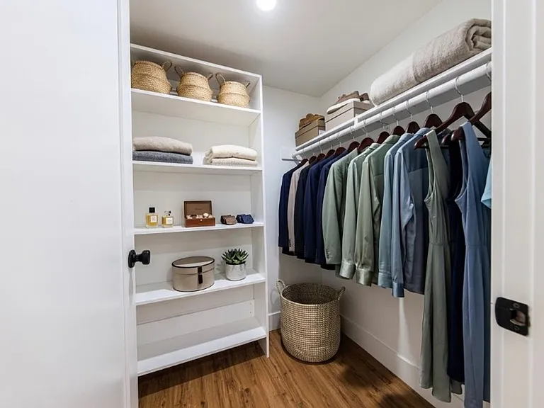 Luxury 3 & 4 Bed Townhomes | Walk to NoHo Arts District + Toluca Lake — Photo 19