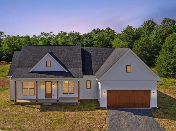 220 Lily Pad Ln, Summit Point, WV 25446
