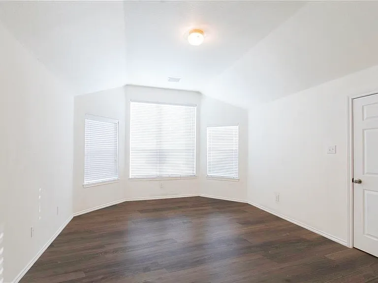 234 Silvercreek Dr — Photo 8