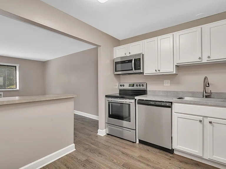 Lakeside Village Apartments — Photo 26