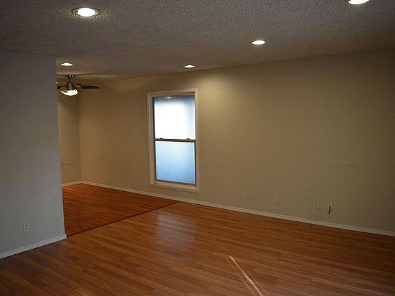 5th image of 209 Red Oak Dr E APT N