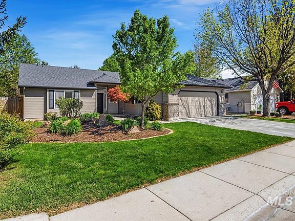 2nd image of 802 N Echohawk Way
