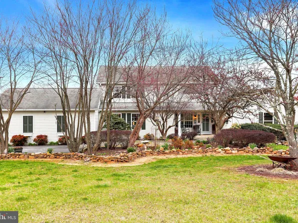 955 Stayman Dr, Falling Waters, WV 25419